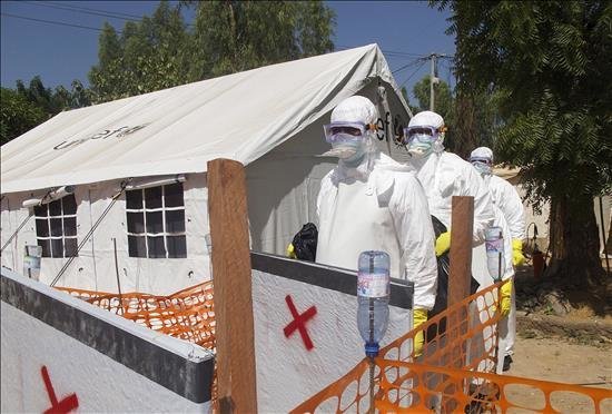 Trabajadores santarios malienses en un centro de aislamiento para enfermos del virus del ébola en el antiguo hospital de leprosos en Banako (Mali), el pasado mes de noviembre. EFE/Archivo